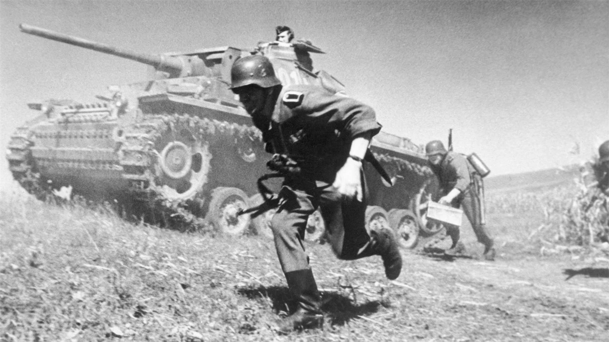 Xe tăng và bộ binh Đức Quốc xã trong Thế chiến II. Ảnh: Getty.