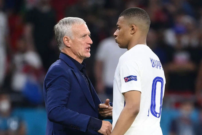 HLV Deschamps và Mbappe (phải).