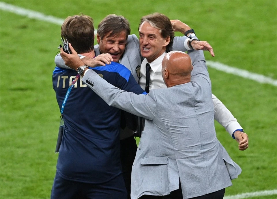 Khoảnh khắc hạnh phúc của Mancini và BHL ĐT Italia