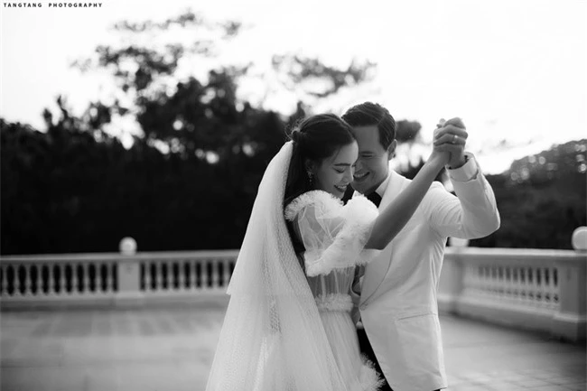 HOT: Hồ Ngọc Hà chính thức tung ảnh cưới, nhìn cô dâu cười rạng rỡ bên chú rể Kim Lý đã thấy hạnh phúc  - Ảnh 2.