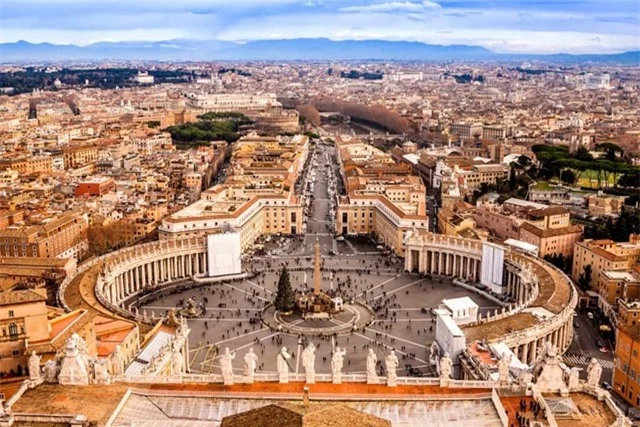 Mặc d&ugrave; nằm ở &Yacute;, nhưng Vatican thực sự l&agrave; một quốc gia c&oacute; chủ quyền, đ&acirc;y l&agrave; cơ sở của nh&agrave; thờ c&ocirc;ng gi&aacute;o v&agrave; l&agrave; nơi ở ch&iacute;nh thức của Gi&aacute;o ho&agrave;ng. &nbsp;