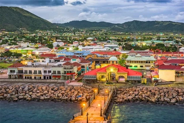 Saint Kitts v&agrave; Nevis l&agrave; quốc gia c&oacute; chủ quyền nhỏ nhất ở ch&acirc;u Mỹ về quy m&ocirc; cũng như d&acirc;n số, Thủ đ&ocirc; của quốc gia n&agrave;y l&agrave; Basseterre v&agrave; cũng l&agrave; nơi đặt trụ sở của ch&iacute;nh phủ. &nbsp;