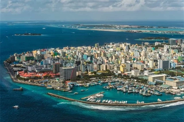 Quần đảo Maldive nằm ở Nam &Aacute;, l&agrave; một trong những quốc gia nhỏ v&agrave; đẹp nhất tr&ecirc;n thế giới, những b&atilde;i biển b&igrave;nh dị khiến nơi đ&acirc;y trở th&agrave;nh thi&ecirc;n đường cho kh&aacute;ch du lịch. &nbsp;