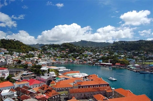 Saint Vincent and the Grenadines - quốc gia n&agrave;y nằm ở Lower Antilles v&agrave; c&oacute; ảnh hưởng mạnh mẽ của thực d&acirc;n Anh, trung t&acirc;m đ&ocirc; thị ch&iacute;nh l&agrave; thủ đ&ocirc; Kingstown. &nbsp;