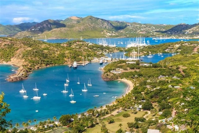 Antigua v&agrave; Barbuda - đất nước n&agrave;y được tạo th&agrave;nh từ 37 h&ograve;n đảo nằm giữa Đại T&acirc;y Dương v&agrave; Biển Caribe, đ&acirc;y l&agrave; một trong những quốc gia bị ảnh hưởng nặng nề nhất bởi cơn b&atilde;o Irma v&agrave;o năm 2017. &nbsp;