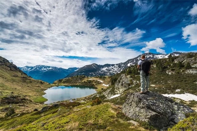 Andorra l&agrave; quốc gia thuộc Ch&acirc;u &Acirc;u n&agrave;y nằm giữa T&acirc;y Ban Nha v&agrave; Ph&aacute;p, đ&acirc;y l&agrave; quốc gia duy nhất tr&ecirc;n thế giới c&oacute; ng&ocirc;n ngữ ch&iacute;nh thức l&agrave; tiếng Catalan. &nbsp;