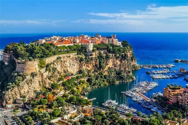 Monaco l&agrave; một th&agrave;nh phố - nh&agrave; nước độc lập ở miền nam nước Ph&aacute;p, một trong những giải đua quan trọng nhất tr&ecirc;n thế giới diễn ra tại đ&acirc;y: Monaco Grand Prix C&ocirc;ng thức 1. &nbsp;