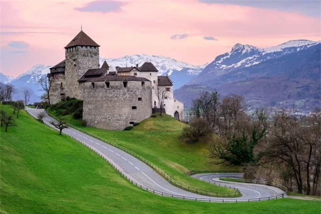 Liechtenstein nằm tr&ecirc;n d&atilde;y Alps giữa Thụy Sĩ v&agrave; &Aacute;o, đ&acirc;y l&agrave; một trong những nơi an to&agrave;n nhất thế giới, hầu như kh&ocirc;ng c&oacute; tội phạm. &nbsp;