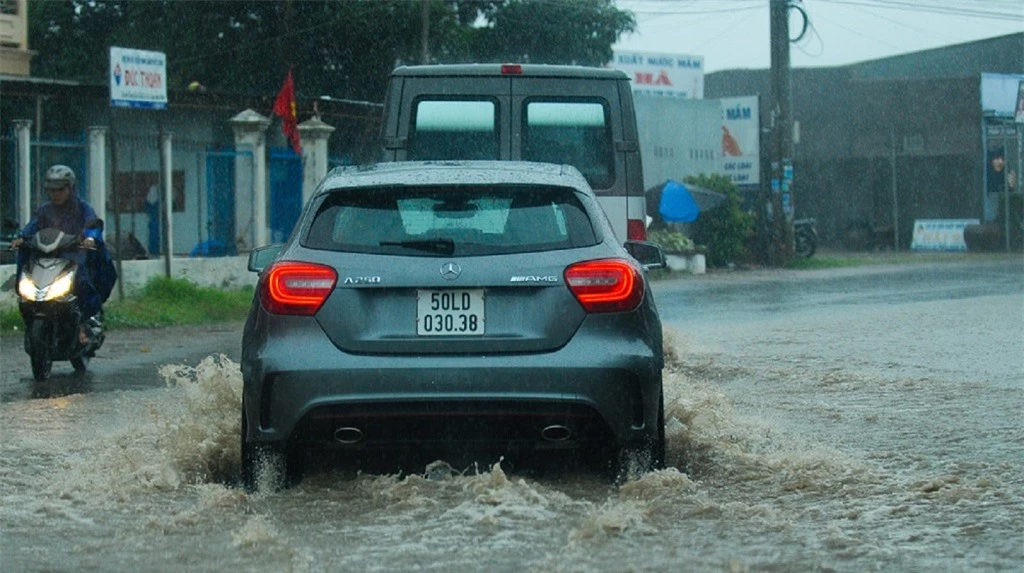 chạy xe vào vũng nước lớn