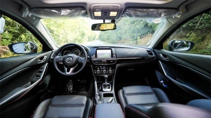 Mazda6 giảm giá kịch sàn, giá ngang Hyundai Elantra 2