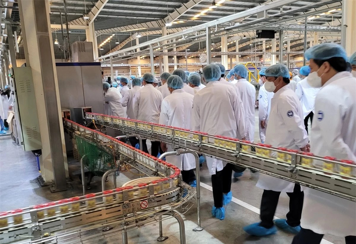 Thủ tướng tới thăm đây truyền sản xuất của Nhà máy sữa Vinamilk tại khu công nghiệp Mỹ Phước, huyện Bến Cát, Bình Dương