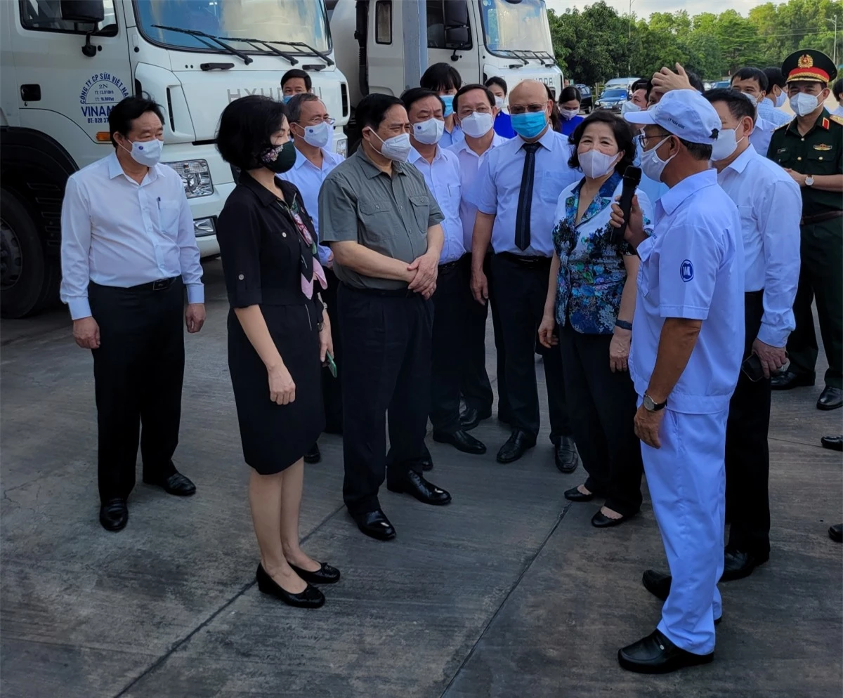 Thủ tướng tới thăm Nhà máy sữa Vinamilk tại khu công nghiệp Mỹ Phước, huyện Bến Cát, Bình Dương