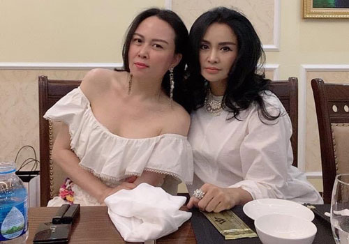 Phượng Chanel nổi bật với đôi vai thanh mảnh khi chung khung hình với diva Thanh Lam