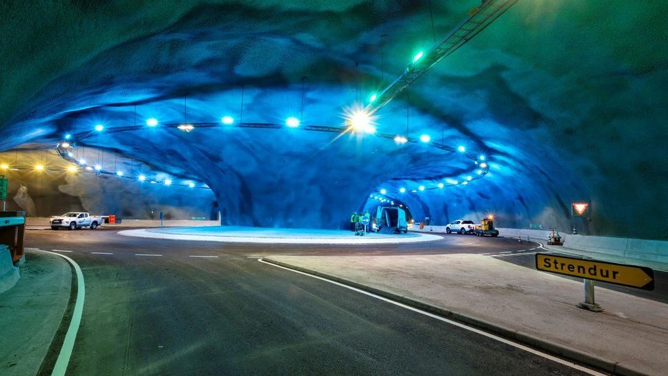 Được thông xe từ năm 2020, đường hầm Eysturoyartunnilin trị giá 166 triệu USD là khoản đầu tư cơ sở hạ tầng lớn nhất từng được thực hiện trên quần đảo Faroe. Theo CGTN, mạng lưới đường hầm và bùng binh được kỹ sư Tronsdur Patursson thiết kế giống hình dạng con sứa. Khu vực trung tâm nổi bật với các tác phẩm điêu khắc và hệ thống ánh sáng.