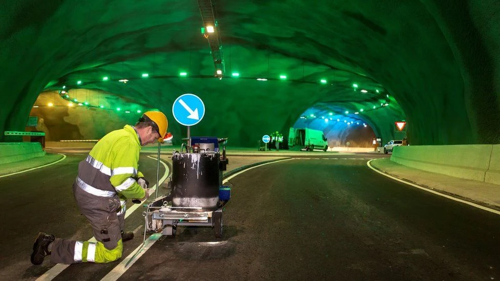 Hệ thống đường hầm dài 11 km giúp cắt giảm thời gian di chuyển từ thủ đô Torshavn đến Runavik từ 1 giờ 14 phút xuống còn 16 phút. Điểm sâu nhất của đường hầm là 187 m so với mực nước biển. Teitur Samuelsen, Giám đốc điều hành của Estunlar - công ty xây dựng đường hầm thừa nhận đây là một dự án khó về mặt kỹ thuật.