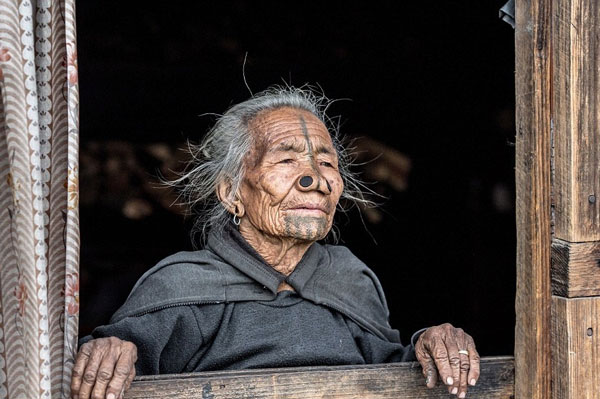 Sự thật về khuôn mặt phụ nữ khác thường của một bộ lạc ở Ấn Độ