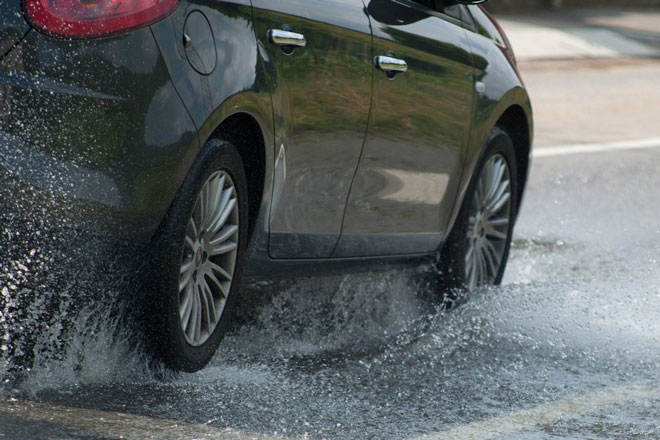 Lỗi thường gặp khi lái ôtô dưới trời mưa