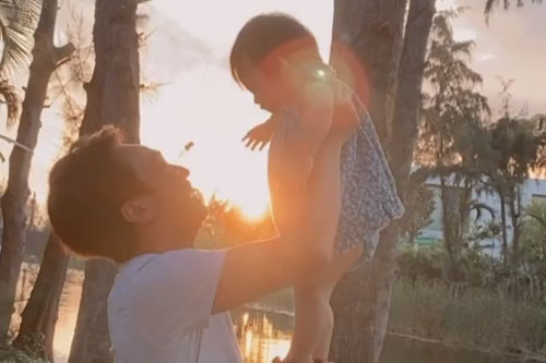 Cường Đô La khoe ảnh đi chơi cùng con gái Suchin, nói một câu thôi cũng thấy đủ sự cưng chiều
