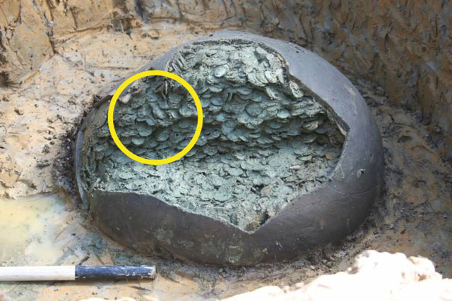 Thợ săn kho báu nghiệp dư tìm thấy cái chum cũ trên cánh đồng: Đập vỡ cạnh chum, nhận ra kho báu 1 triệu USD