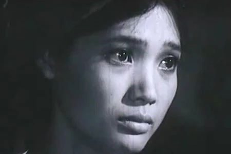 Chị Dậu là nhân vật chính trong tác phẩm Tắt đèn của nhà văn Ngô Tất Tố (1893-1954). Đây là một trong những tác phẩm tiêu biểu nhất của nền văn học hiện thực phê phán Việt Nam giai đoạn trước năm 1945. Ảnh: Tạo hình chị Dậu trên phim.