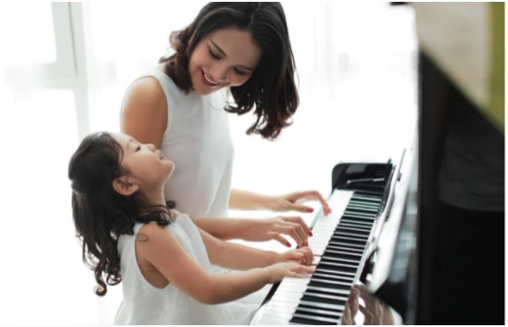 Đánh đàn piano. Ảnh minh họa.