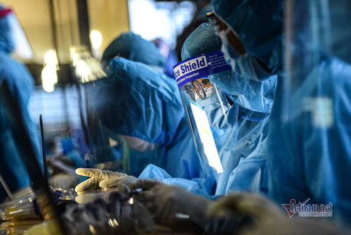 Ca Covid-19 chưa thuyên giảm, TP HCM họp báo khẩn