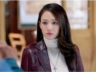 Về ra mắt nhà bạn trai, tôi chết chân khi nhìn thấy bức ảnh giống mình đặt nghiêm chỉnh trên bàn thờ