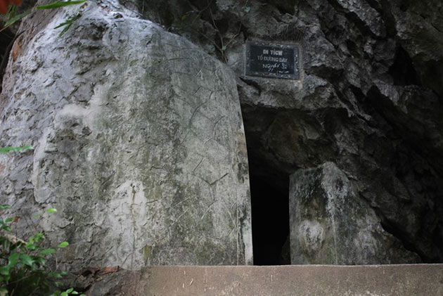 Những đế vương từng cho khắc thơ lên vách núi