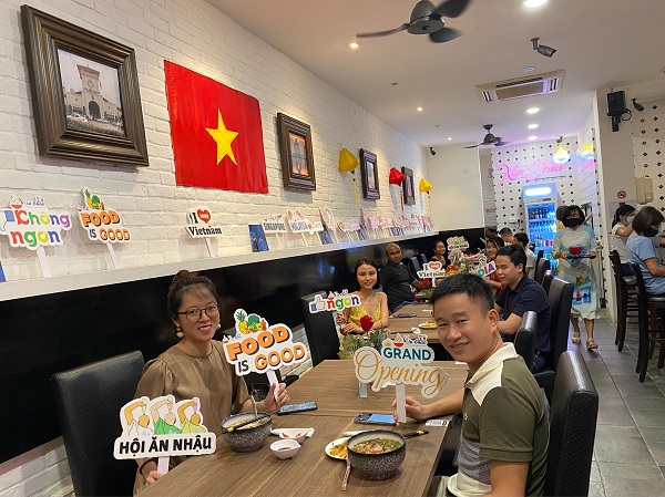 Người Việt khai trương nhà hàng Xin chào tại Singapore