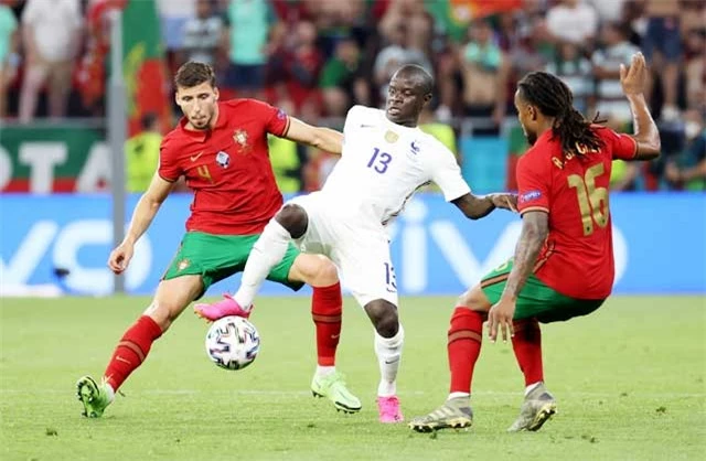 N’Golo Kante (giữa) thi đấu tuyệt hay trong trận Pháp hòa Bồ Đào Nha 2-2 ở vòng bảng