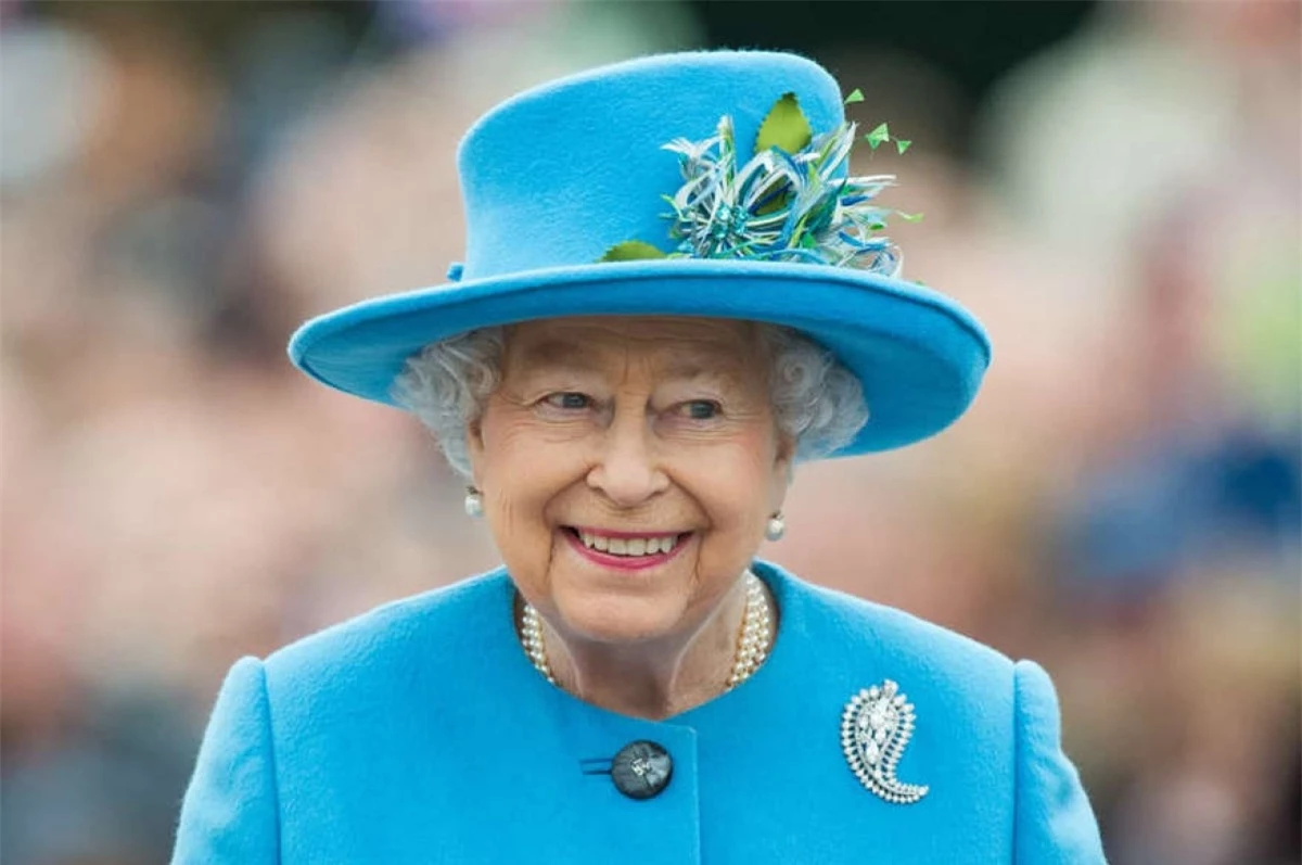 Nữ hoàng Elizabeth II. Elizabeth trở thành nữ hoàng vào năm 1952, sau cái chết của cha. Năm 2015, bà đã vượt qua Nữ hoàng Victoria để trở thành quân vương trị vì lâu nhất của Anh. Bà hiện đã nắm giữ vương quyền hơn 69 năm.