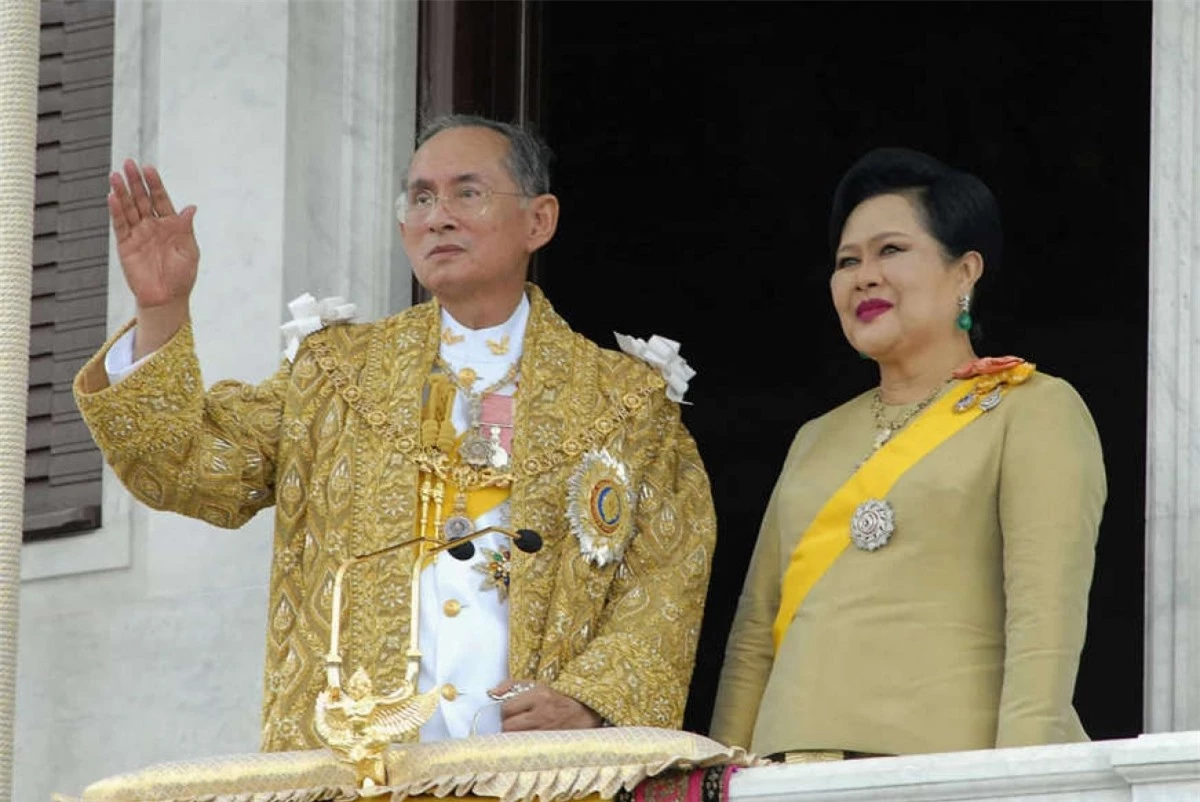 Vua Bhumibol Adulyadej của Thái Lan. Vua Bhumibol Adulyadej là vị vua trị vì lâu nhất của Thái Lan với 70 năm lãnh đạo đất nước. Ông đã qua đời năm 2016.