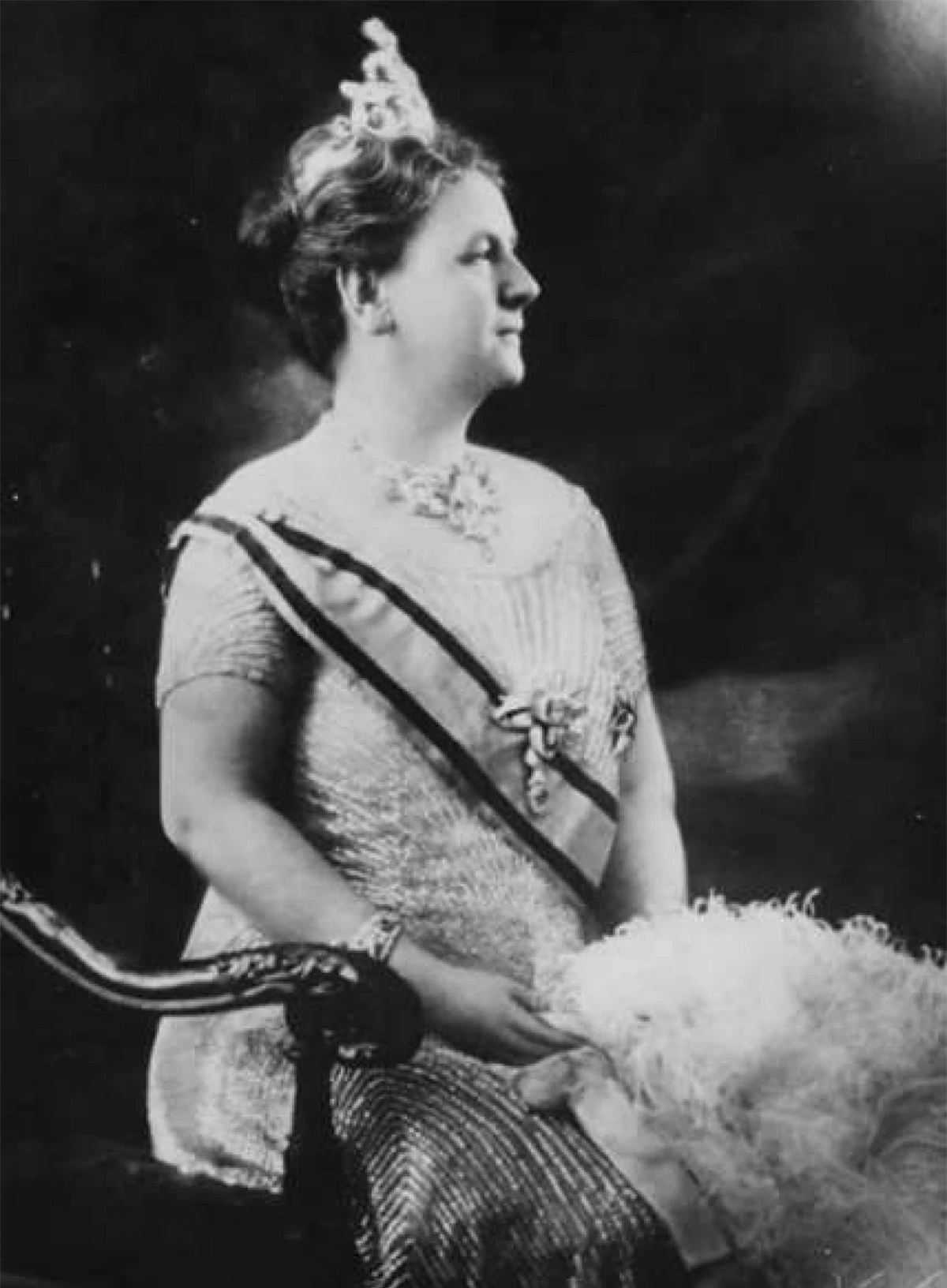 Nữ hoàng Wilhelmina I của Hà Lan. Wilhelmina trở thành hoàng hậu năm 10 tuổi, sau cái chết của cha bà. Mẹ bà giữ vai trò hoàng hậu nhiếp chính cho đến khi bà bước sang tuổi 18. Năm 1948, Wilhelmina I thoái vị ngai vàng để con gái của bà, Juliana, có thể cai trị. Thời gian trị vì của Nữ hoàng Wilhelmina kéo dài 57 năm.