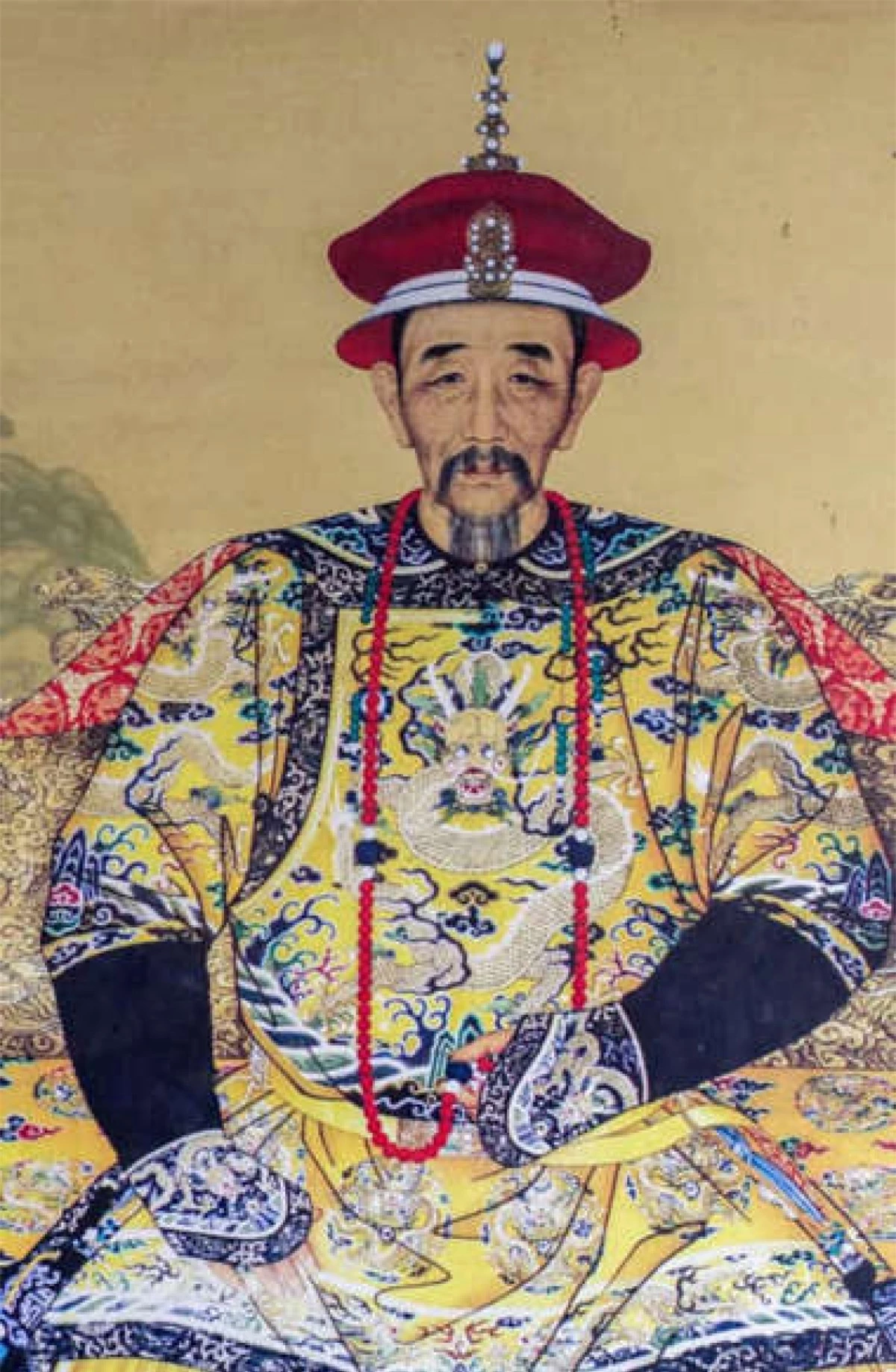 Vua Khang Hy. Vị hoàng đế thứ hai của nhà Thanh đã trị vì Trung Quốc trong 61 năm. Vua Khang Hy đã lãnh đạo đất nước trải qua một thời kỳ thịnh vượng, mở một số cảng của Trung Quốc để cho phép ngoại thương, đồng thời khuyến khích giáo dục và nghệ thuật.
