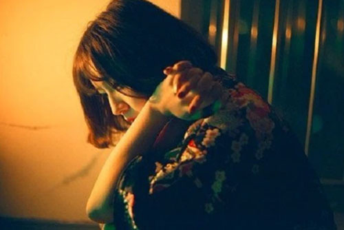 Tỉnh giấc lúc nửa đêm và thấy chồng đang mở điện thoại, tôi khóc nghẹn trước tấm ảnh mà anh chăm chú ngắm nhìn