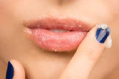 3 bước để môi hồng căng mọng cực nhanh