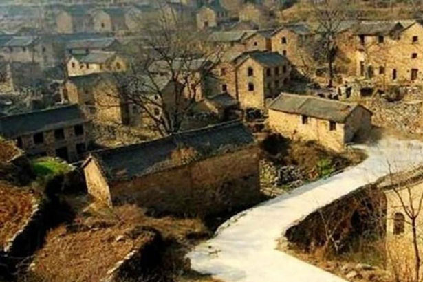 Bí ẩn ngôi làng biến mất không dấu vết sau một đêm, tất cả loài rắn cũng bỏ chạy: Sự thật ớn lạnh!