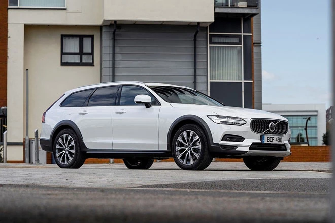 1. Volvo V90 Cross Country 2021 (giá khởi điểm: 51.800 USD).