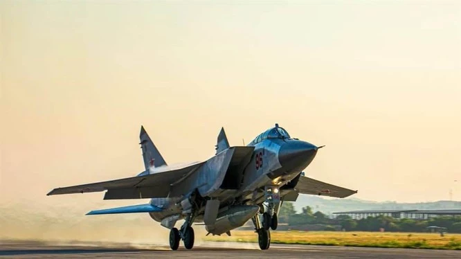 MiG-31K mang tên lửa siêu thanh Kinzhal hạ cánh xuống sân bay Khmemin ở Syria (Ảnh: RAF)