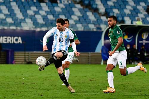 'Siêu nhân' Messi thăng hoa giúp Argentina giành ngôi đầu