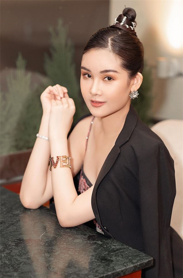 3 mỹ nhân xinh đẹp bậc nhất Vbiz nhưng không ngờ các “chị đẹp” giỏi cỡ này: Theo học trường chuẩn xịn, chọn ngành nghề đã thấy… choáng váng - Ảnh 3 3 mỹ nhân xinh đẹp bậc nhất Vbiz nhưng không ngờ các “chị đẹp” giỏi cỡ này: Theo học trường chuẩn xịn, chọn ngành nghề đã thấy… choáng váng - Ảnh 3