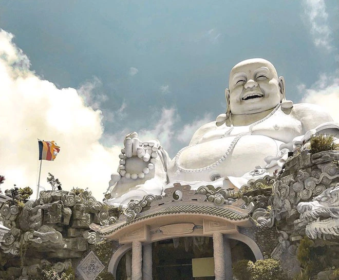 Chùa Phật Lớn, ngôi chùa cổ có niên đại gần 200 năm, tọa lạc tại khu du lịch núi Cấm. Du khách đến đây sẽ được chiêm ngưỡng tượng Phật Di Lặc trên đỉnh núi lớn nhất Việt Nam nặng 400 tấn và cao gần 34 m. Ảnh: Huylelelelelele.