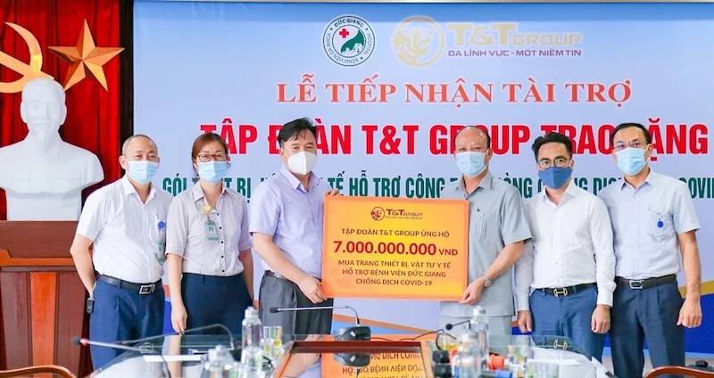 Ông Nguyễn Tất Thắng - Phó Tổng Giám đốc T&T Group trao ủng hộ 7 tỷ đồng mua trang thiết bị và vật tư y tế cho TS.BS Nguyễn Văn Thường, Giám đốc Bệnh viện đa khoa Đức Giang.