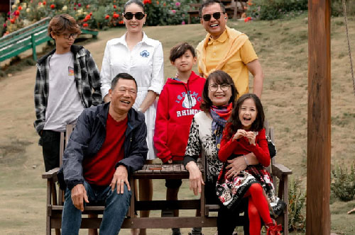 Hình ảnh đại gia đình đậm chất danh gia vọng tộc của Hà Kiều Anh nhận được sự chú ý giữa ồn ào tự xưng là "công chúa đời thứ 7 của triều Nguyễn"