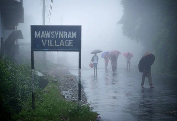 Theo "Sách kỷ lục Guiness thế giới", ngôi làng Mawsynram ở bang Meghalaya (Ấn Độ) là khu vực mưa nhiều nhất trên Trái Đất, với lượng mưa khoảng 11.873mm/năm. Xếp ngay sau là ngôi làng láng giềng Cherrapunju có lượng mưa khoảng 11.430mm/năm. Ảnh: BBC.