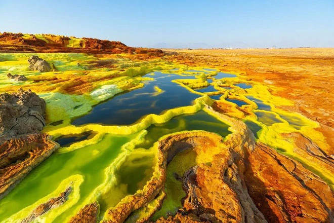 Theo BBC, hình ảnh trên được chụp tại suối địa nhiệt Dallol. Đây là nơi duy nhất được các nhà khoa học khẳng định không tồn tại sự sống. Điều này có nghĩa, không có bất kỳ loài vi sinh vật, virus nào có thể tồn tại. Ảnh: BBC.
