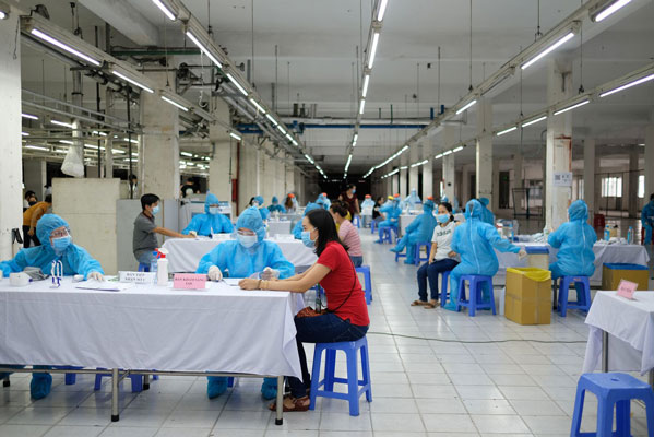 Xuất khẩu dệt may - động lực phục hồi trong 'bão' COVID-19