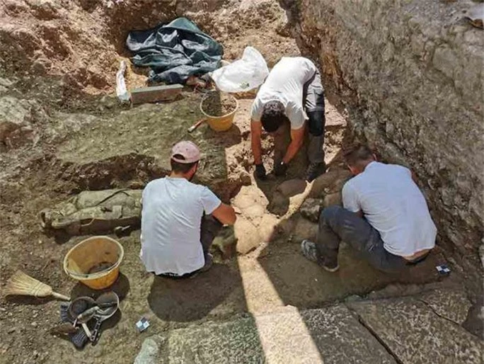 Đào vườn, phát hiện 32 người nằm trong bình khổng lồ từ thế kỷ 2 - Ảnh 1.