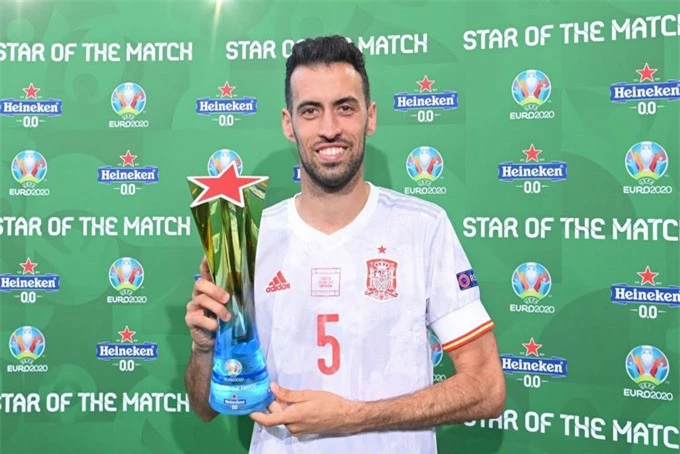 Busquets được bầu xuất sắc nhất trận Croatia vs Tây Ban Nha