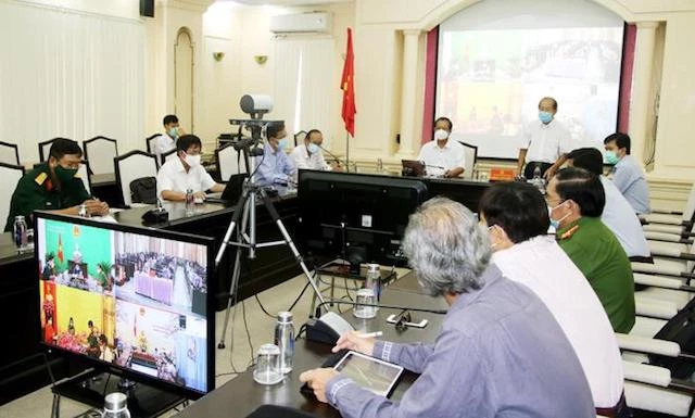 Ông Đoàn Tấn Bửu chủ trì cuộc họp, xử lý ổ dịch ở Xí nghiệp May 6. Ông Đoàn Tấn Bửu chủ trì cuộc họp, xử lý ổ dịch ở Xí nghiệp May 6.